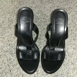 Women Joan & David. Circa Tstrap Sandal